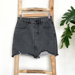 CHELSEA‎ & VIOLET Faded Black Wash Denim Distressed Mini Skirt Size XS